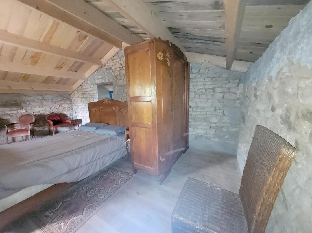 Nuit Insolite, Chambre Au Dessus D'Une Etable La Chapelle-Themer Exterior foto